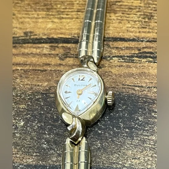 Vintage Women’s Gold Bulova Wristwatch - Picture 2 of 7